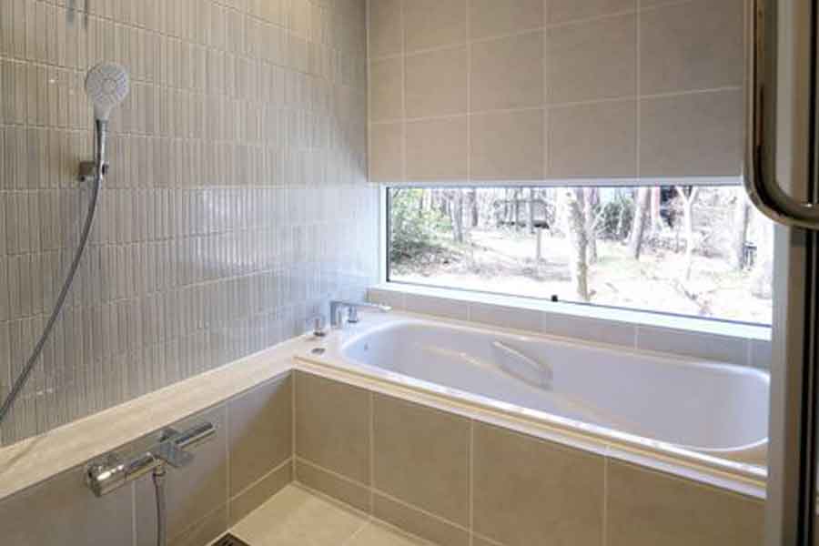 浴槽はユニットバスを使わず。軽井沢の別荘では浴室もオリジナル