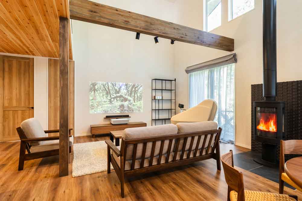 プロジェクターとSCAN薪ストーブ