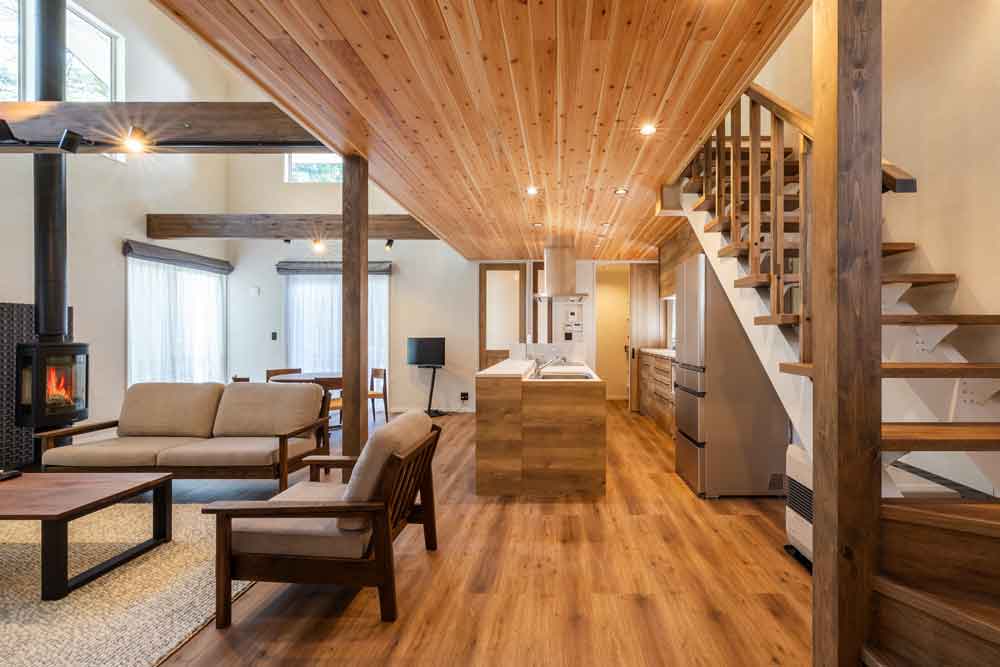 広いLDKで天井の一部に杉の無垢材板張り。