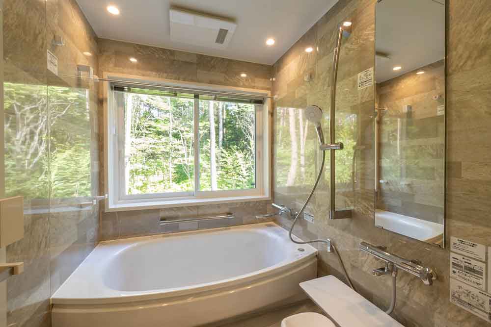 新緑が輝く浴室